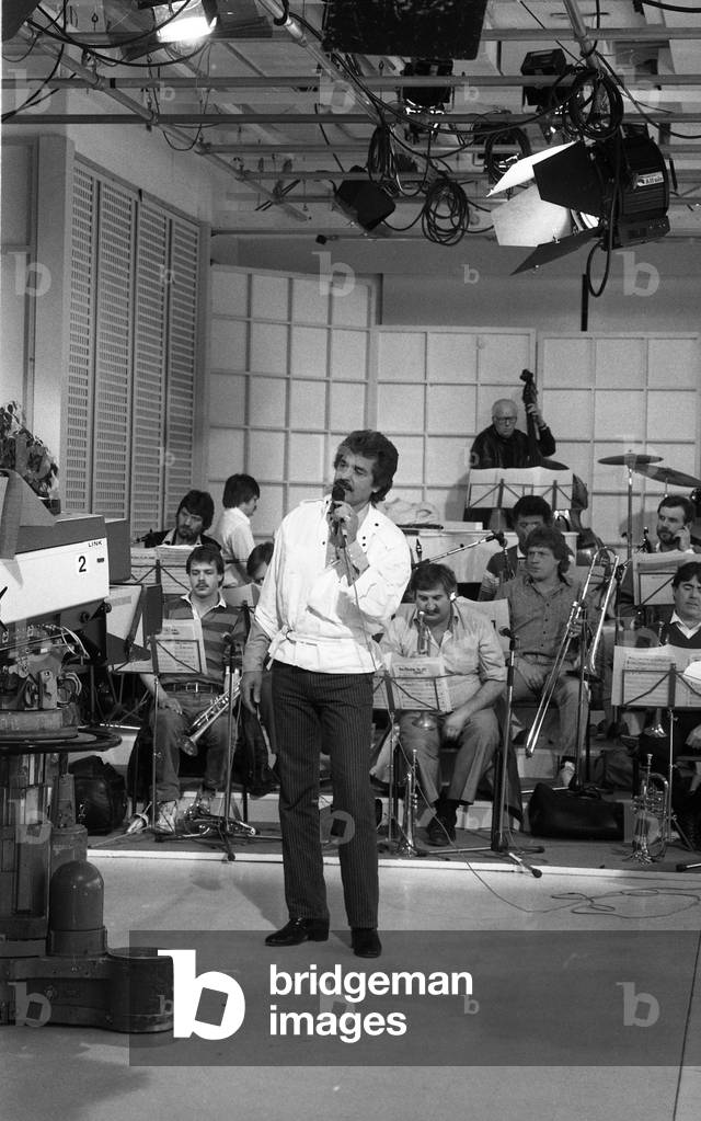 Singing superstar Engelbert Humperdinck performing on the BBC show 