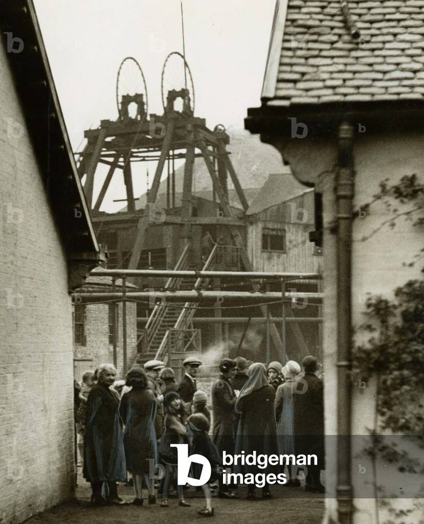 Crowds gather at pithead after six miners lost their lives and nine others were injured by an explosion at Auchinraith Colliery in Blantyre, Scotland, August 1930 (b/w photo)