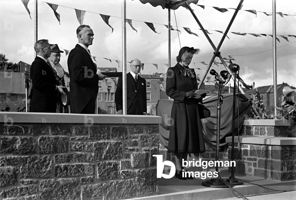 Princess Elizabeth tour of Devon and Cornwall, making a speech. October 1949 
O20665-003