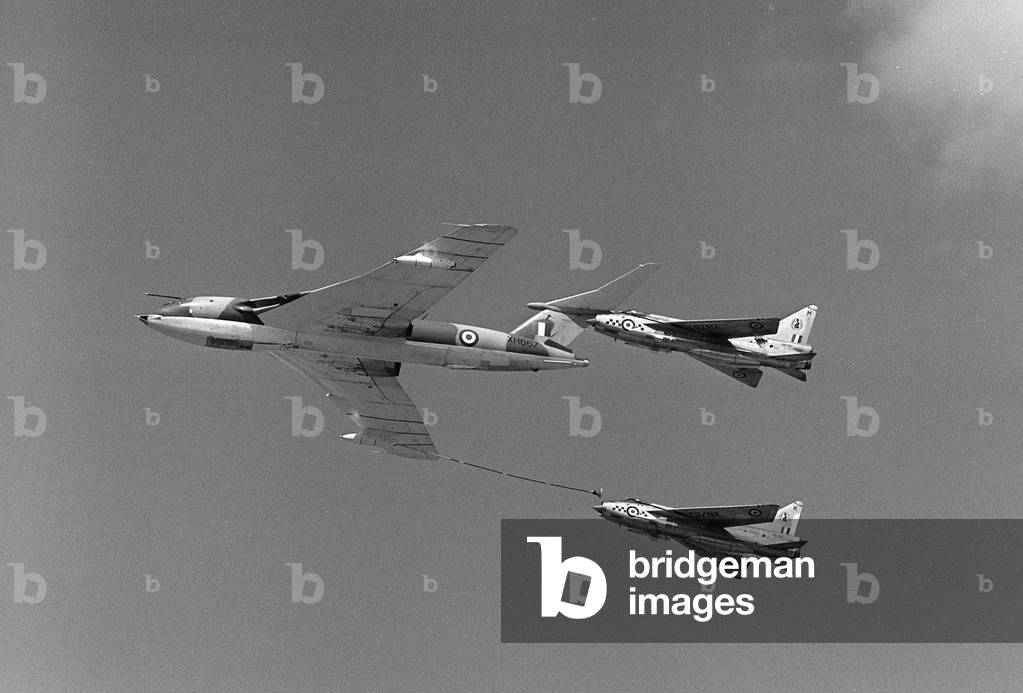 Aircraft Handley Page Valliant Tanker - Thirsty English Electric F2 Lightning's XN782/K & XN787/M of 19 Sqd plug into a Victor K2 XH667 refuelling tanker in 1965 over RAF Marham during a flying demonstration. August 1965 (b/w photo)