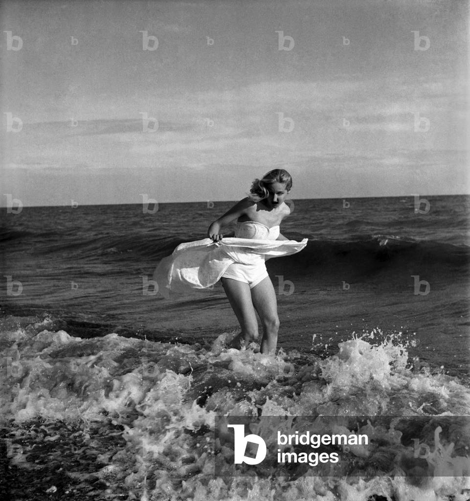 Christine Glyna seen have enjoying have holiday by the sea. August 1952 C3881