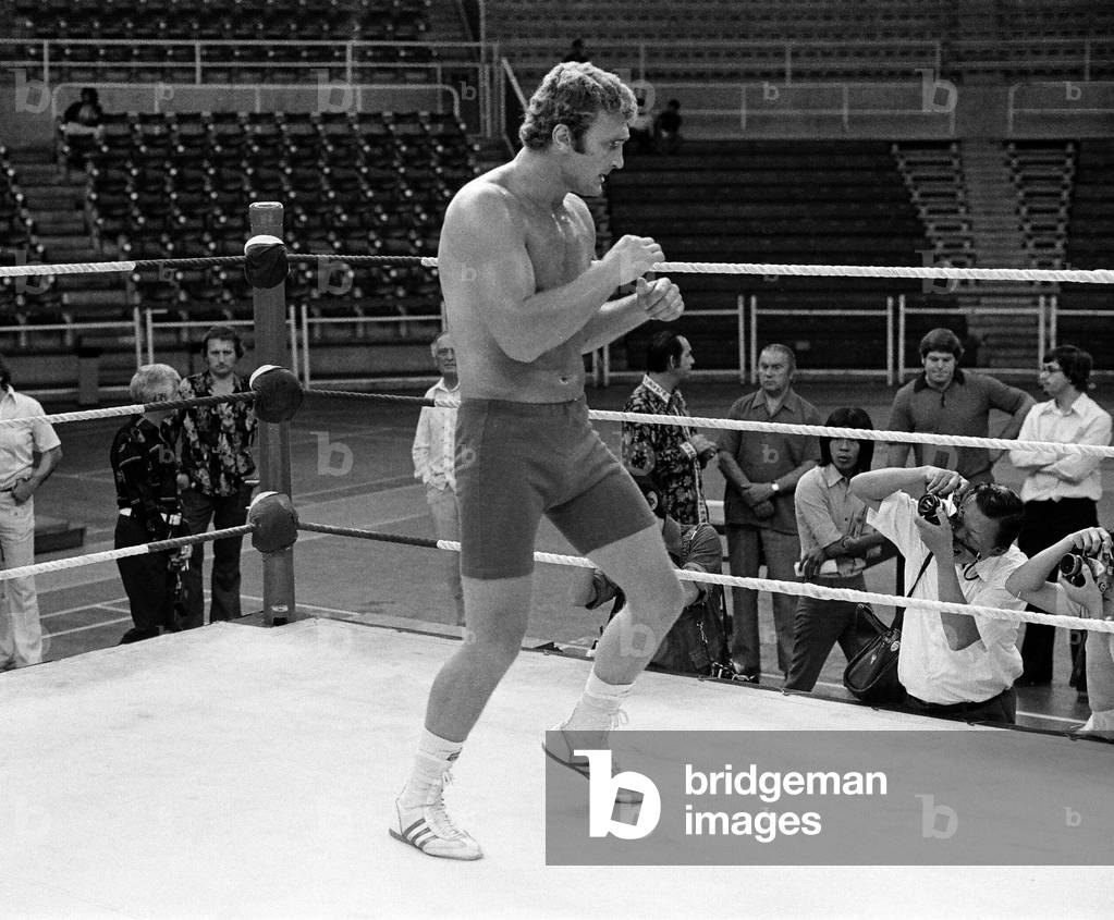 Joe Bugner v. Muhammad Ali in Kuala Lumpar, 29th June 1975 (b/w photo)