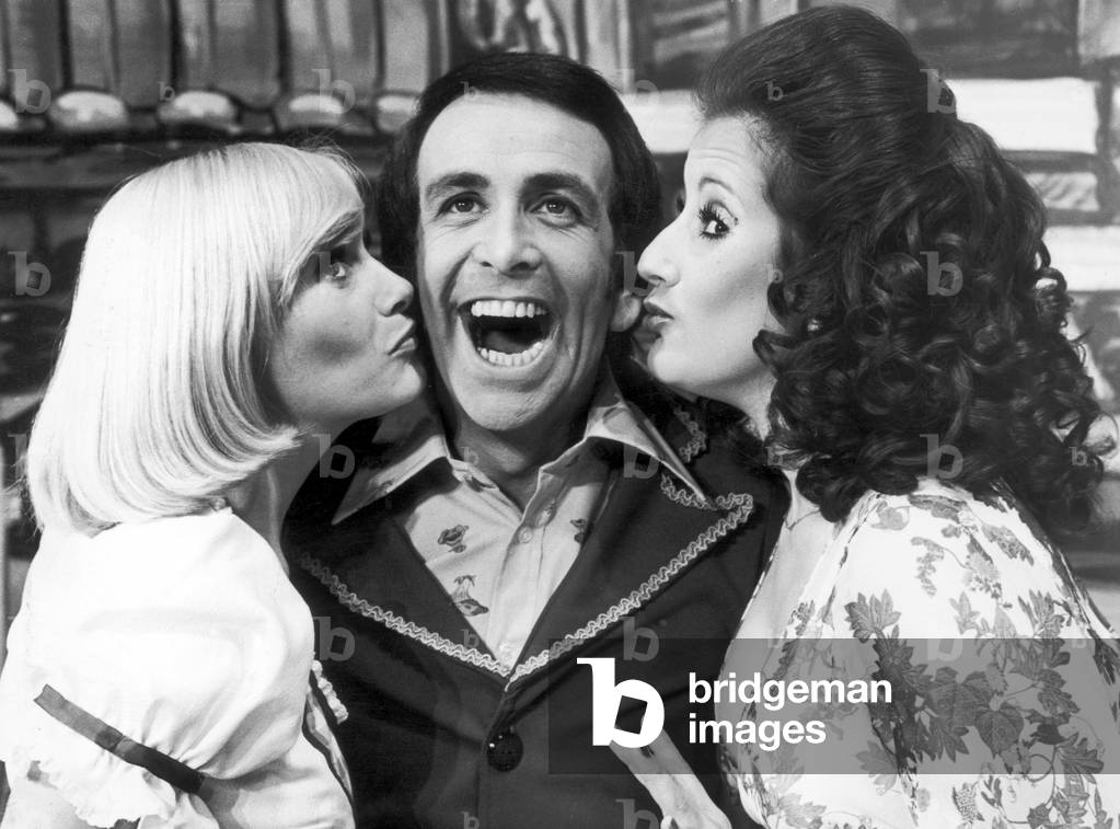 Don Maclean, actor and comedian, with Ann Ashton (left) and Kleshna Hander in Amazing Grace, December 1976 (b/w photo)