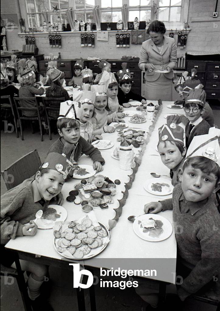 Coton End Infants enjoy their school Christmas party , Warwick.
15th December 1970