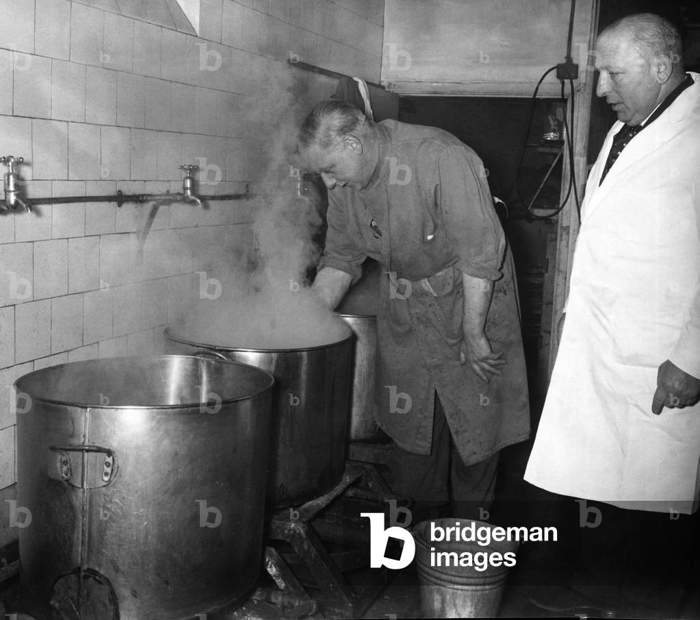 Harry Monty (left) and Tubby Isaacs inspect the cooling of some eels
December 1962