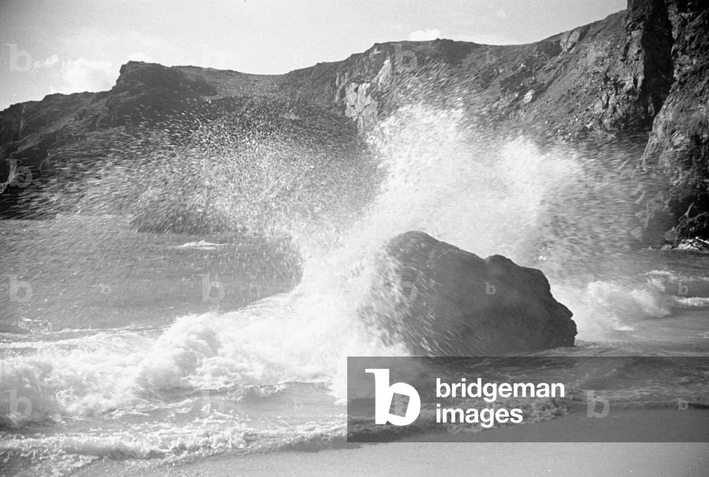 Kynance Cove on the Lizard peninsula in south-west Cornwall, England, UK. The Cove is owned by the National Trust and is renowned for its rugged cliffs, white sand and turquoise water. August 1947