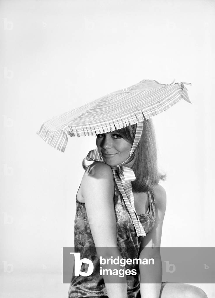 Clothing: Fashion: Hats. Woman wearing kite hat. Model:, Marilyn Rickards, 1966 (b/w photo)
