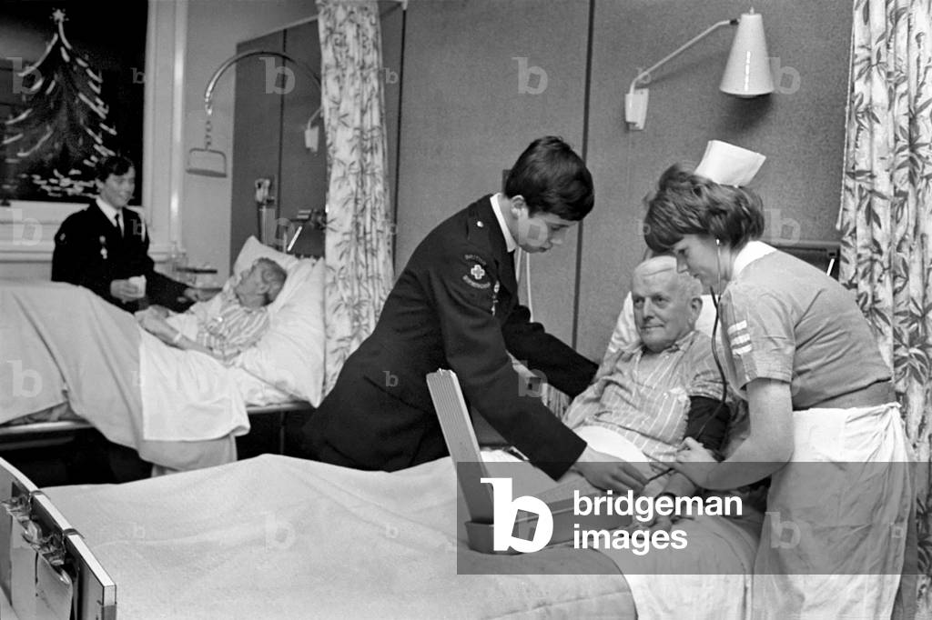 Volunteer Labour in Hospitals. 
 15 year old Grammar schoolboy Peter Teague (foreground) and Robert Newport (15) assisting in Ward 3 at East Birmingham Hospital. 
 December 1969