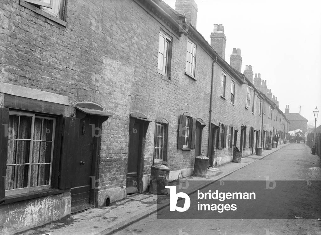 Uxbridge, Slum clearance. Inhabitants of Bakers Yard, Nash's Yard, Bell yard and York Road moved to new estate off Glebe Road, Austin Way 9th December 1932