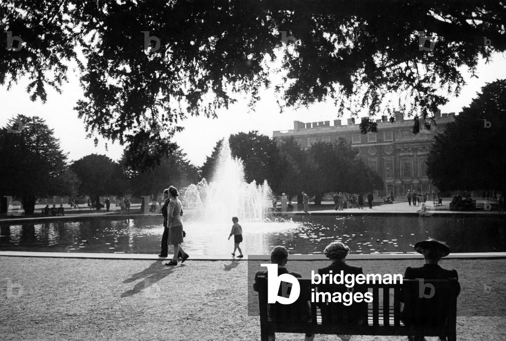 The unexpected at Hampton Court Palace. The great Fountain is operating again for the first time since the end of the war . P000117