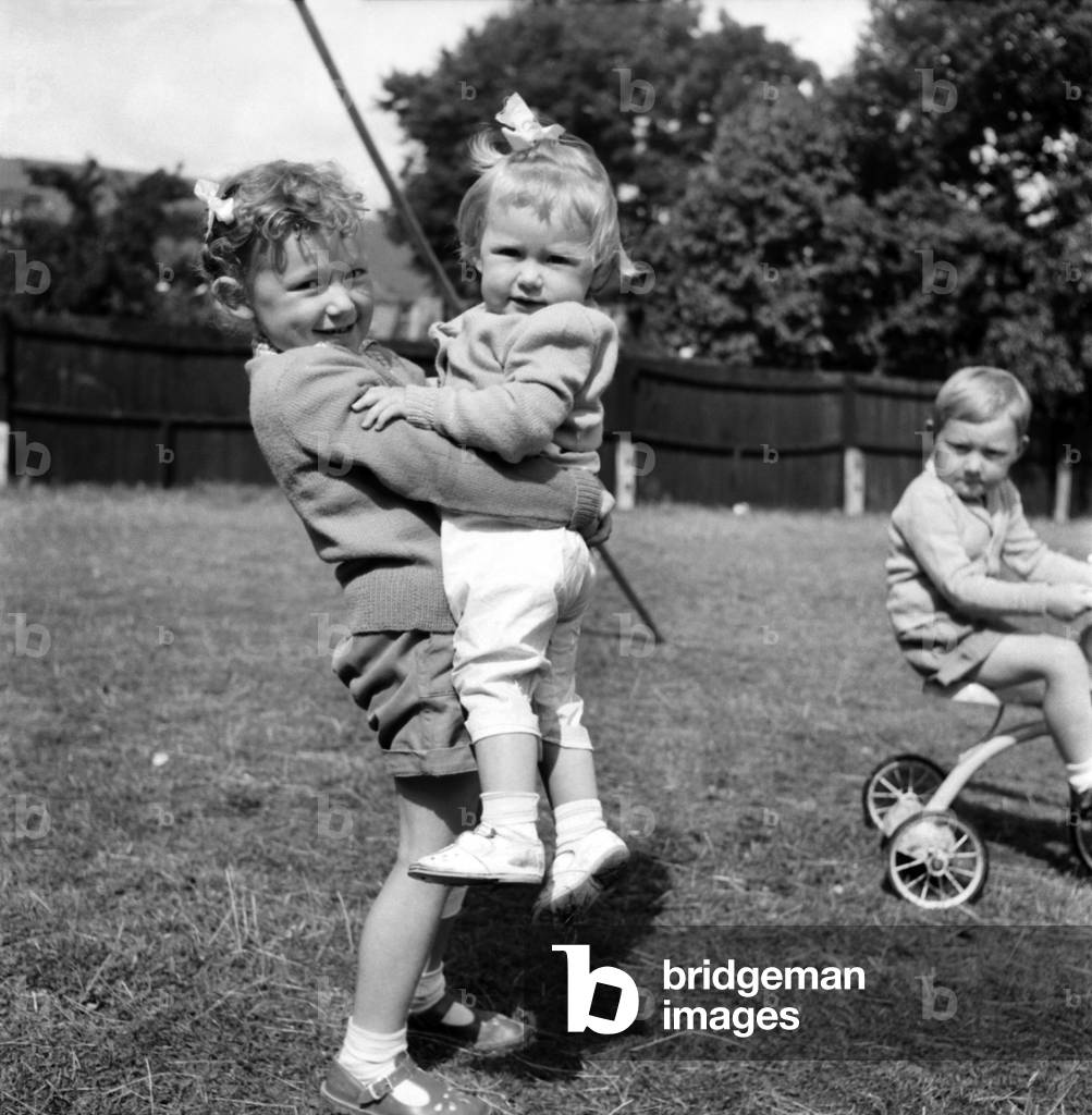 Anette Gogg playing with her sister. August 1953