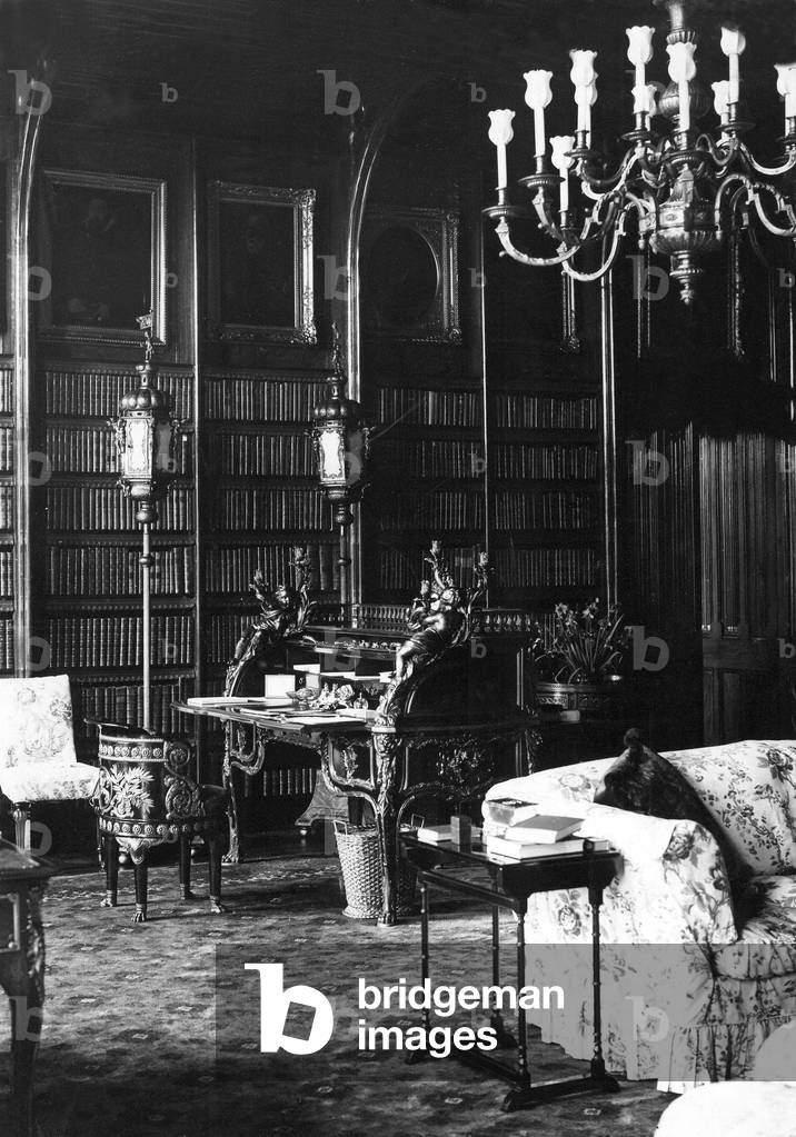 The library of Lambton Castle in December 1931 (b/w photo)