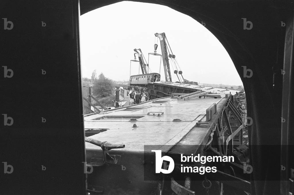 Hither Green train crash. On Sunday 5 November 1967 the 19:43 Hastings to Charing Cross service, consisting of twelve coaches derailed at 21:16 shortly before the St Mildred's Road railway bridge, near Hither Green maintenance depot., 1967 (b/w photo)