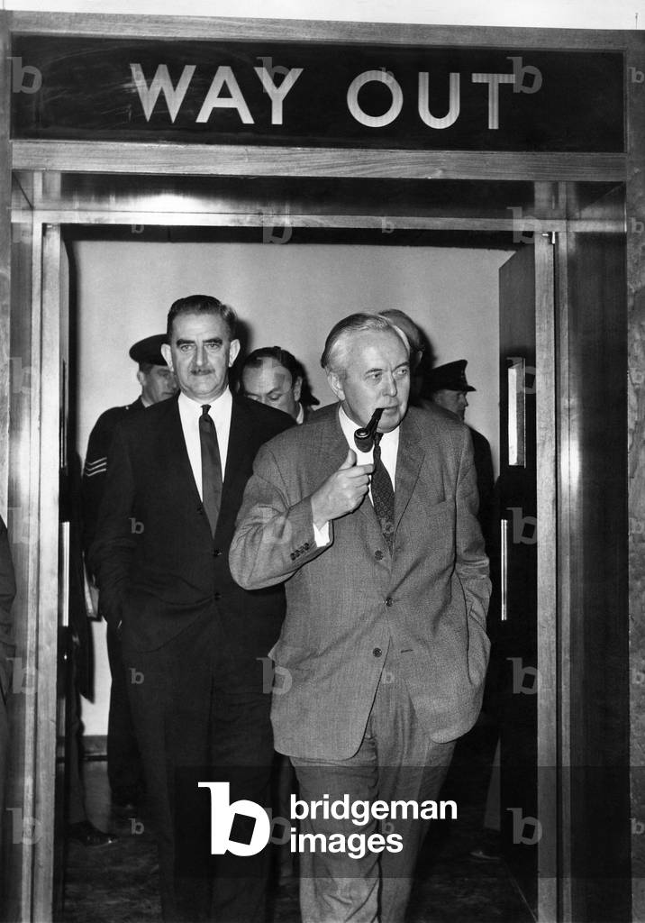 Mr. Harold Wilson and Mr. Herbert Bowden entering the conference room at London Airport. Decembre 1966