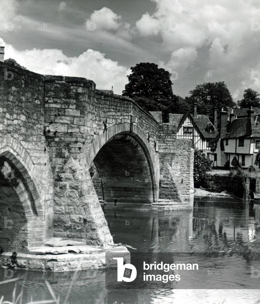 View showing an old bridge crossing the river Medway in the village of Aylesford, Kent
 Circa 1935