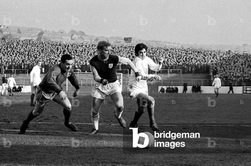Manchester United star George Best dashes for the ball with Burnley goalkeeper Thomson and defender Colin Walron. Best won the race and slotted the ball into the net to score their only goal of the game (photo)