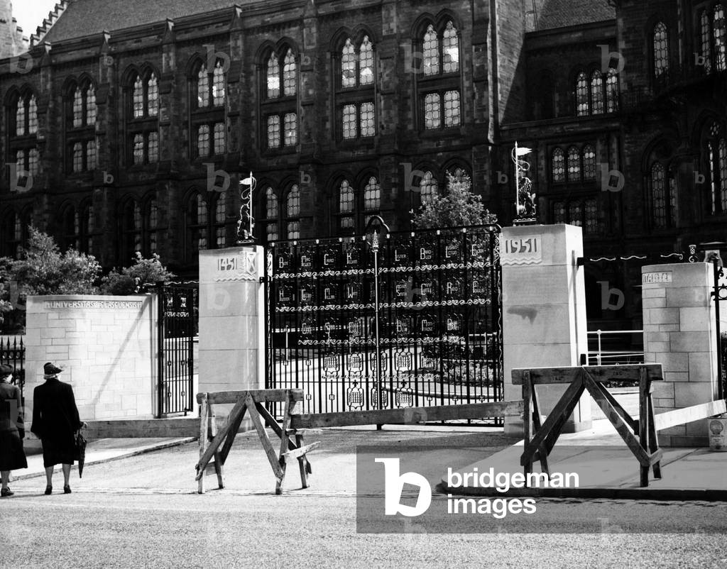 The new Memorial Gates at Glasgow University. They were presented to the University by the General Council on the 18th June 1952, to honour the twenty-nine outstanding figures of the University's first 500 years. The gates were designed by architect A Graham Henderson. 17th June 1952 (b/w photo)