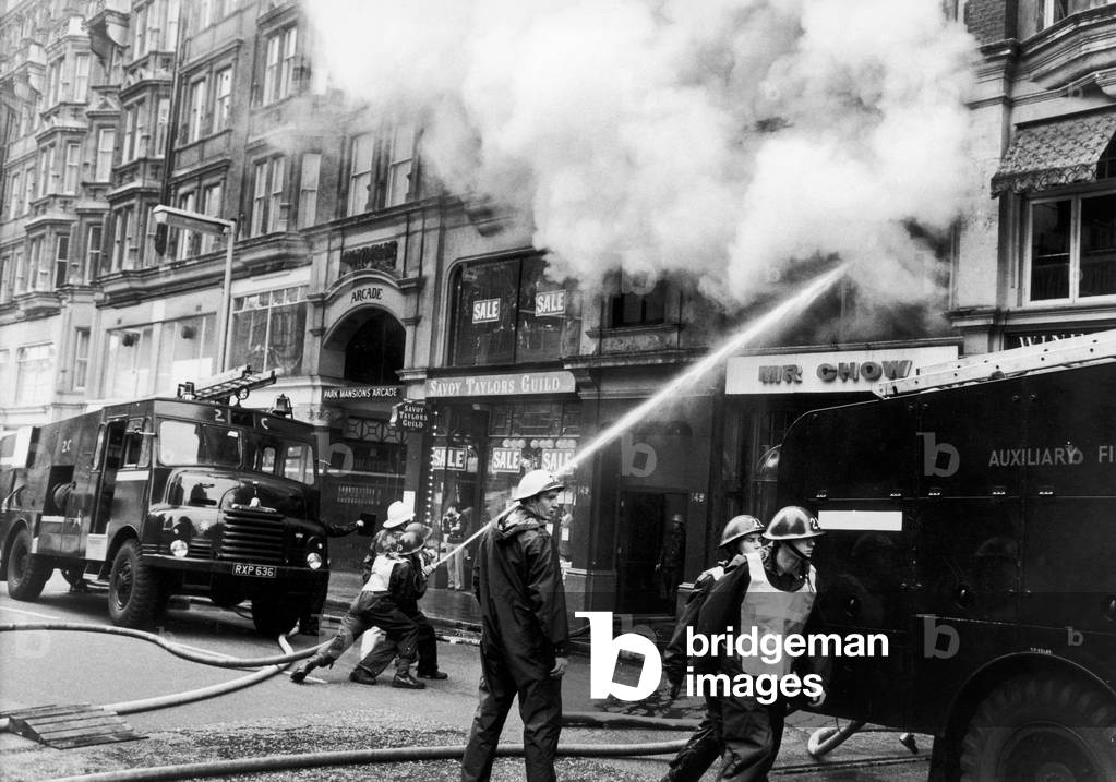 Firemen's Strike 1977-8. Smoke pours from the first floor of Mr Chow's restaurant in Knightsbridge. Soldiers standing in for striking firemen fought the blaze with the aid of airmen with breathing apparatus. 2nd January 1978
