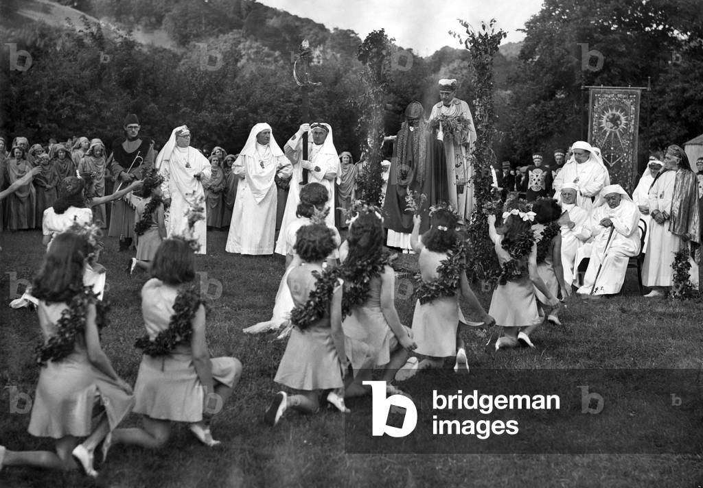 The sheaf of Plenty is received by the Arch Druid Wil Ifan. August 1949