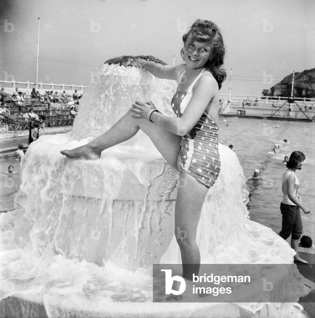 Bank holiday at Tynemouth. Bathing Girls.
June 1960