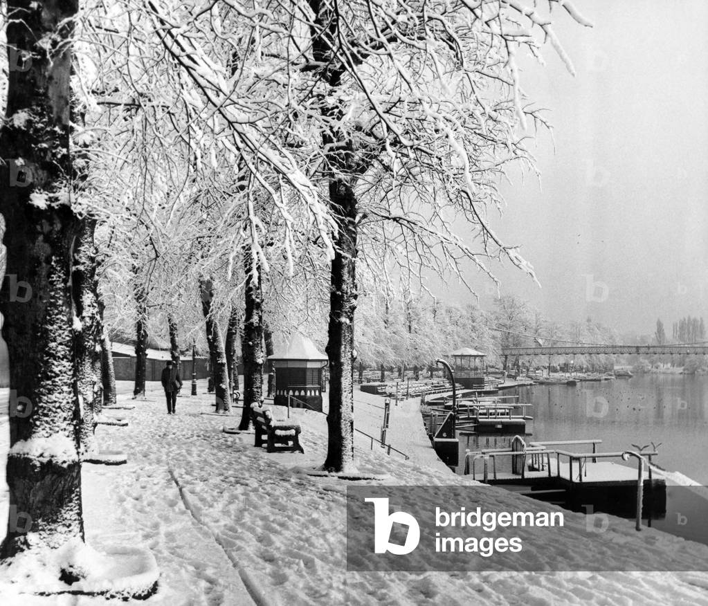 The Groves at Chester under a blanket of snow, Chester, Cheshire, 11th December 1967 (b/w photo)