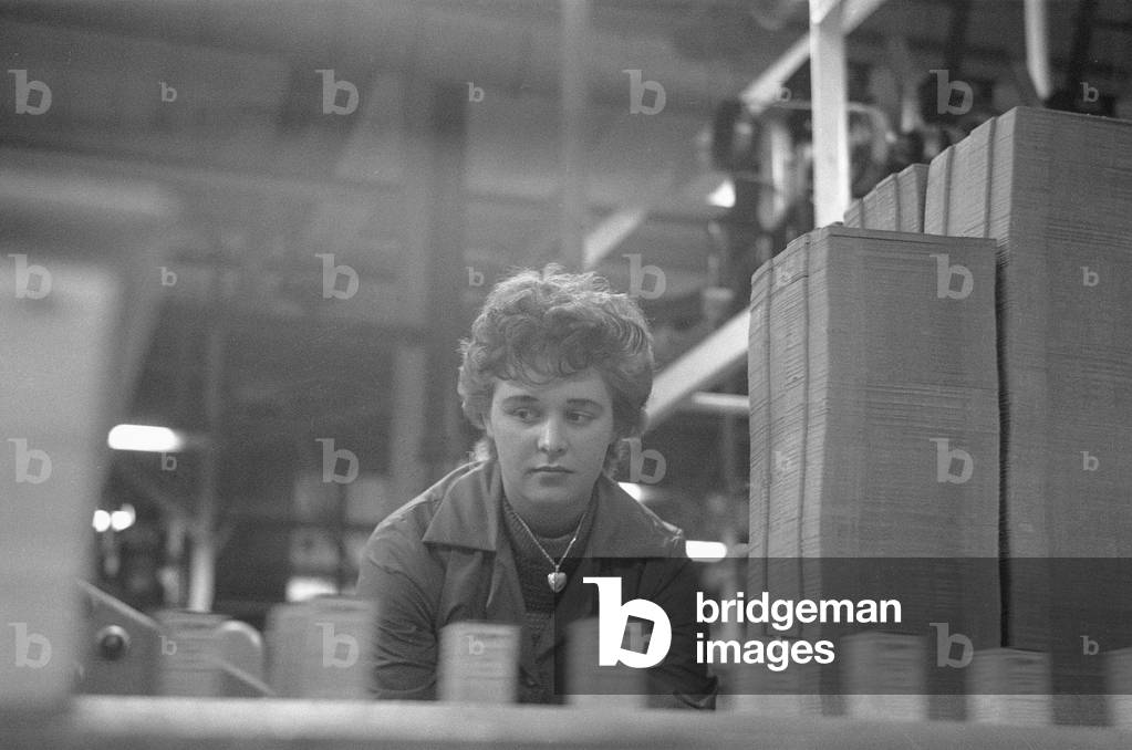 A young female employee checks that the machine has correctly filled and sealed the loose leaf tea before dispatch at the Ty-photo Tea factory Bordesley Street, Digbeth, Birmingham. 4th February 1960 (b/w photo)