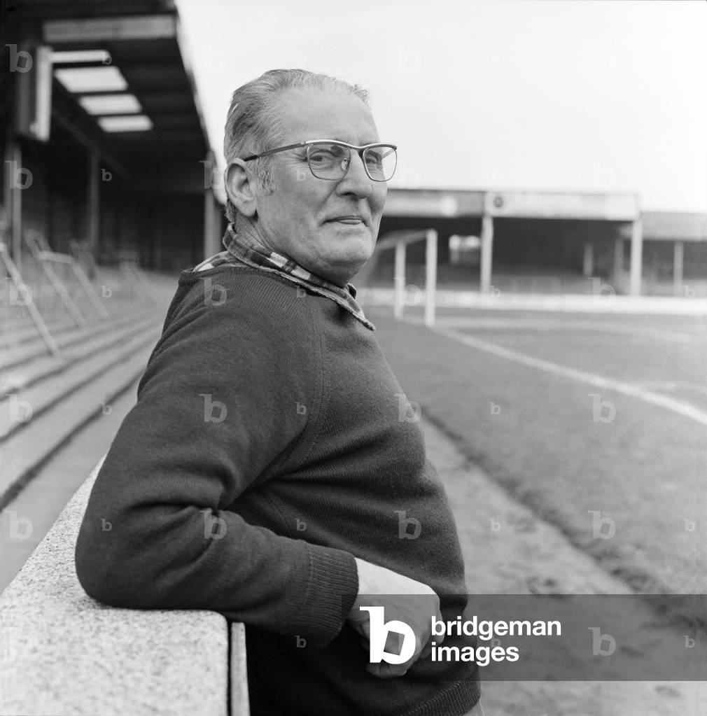 Old man/Grounds man/Humour, January 1975 (b/w photo)