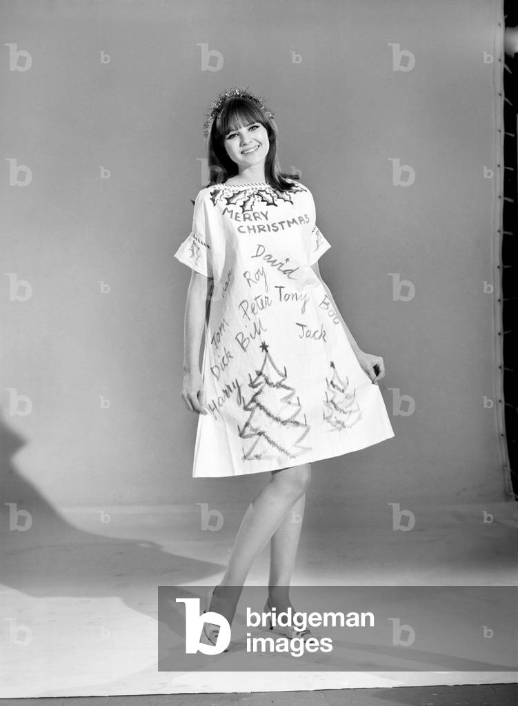 Clothing: Fashion: Dresses: Christmas paper dress modelled by Joanne Young. January 1960 (b/w photo)