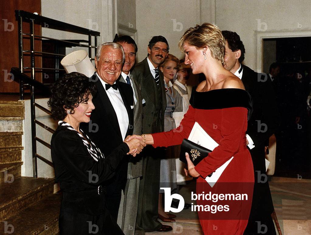 Joan Collins Actress shakes hands with Princess Diana after a charity performance of the play Private Lives, September 1990 (photo)