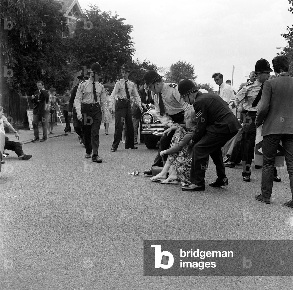 Harold MacMillan MP Protest, June 1962 (b/w photo)