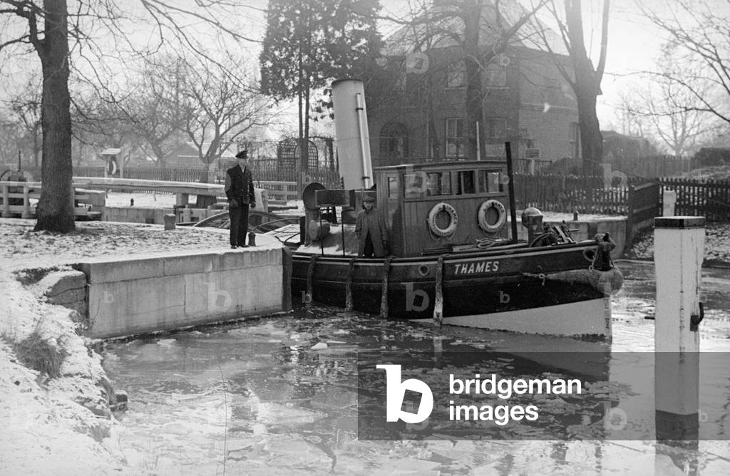 The river tug Thames makes it's way through the frozen river Thames at Teddington, 18th January 1940 (b/w photo)