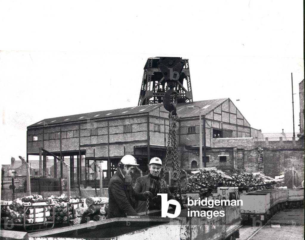 Jimmy Weatherby (left) and Alan Nelson unload equipment salvaged from Elemore Colliery, January 1974 (b/w photo)