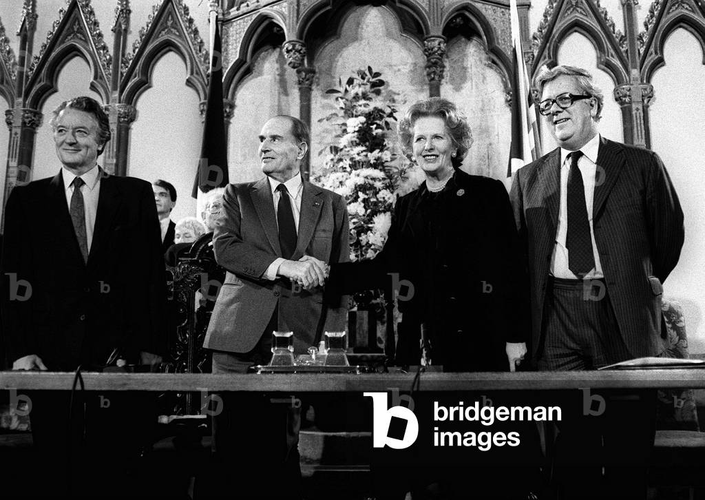 Le traite de Cantorbery ou traite de Canterbury - PM Margaret Thatcher with President Francois Mitterrand after signing the Channel Tunnel Agreement 12th February 1986