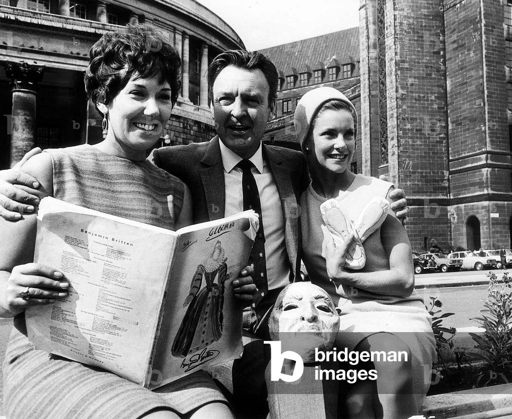 Actor Donald Sinden with Shirley Chapman and Doreen Wells, September 1967 (b/w photo)