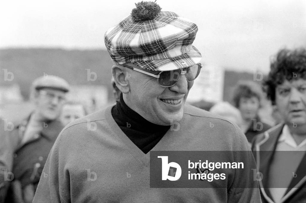 Actor Telly Savalas seen here playing golf, September 1974 (b/w photo)