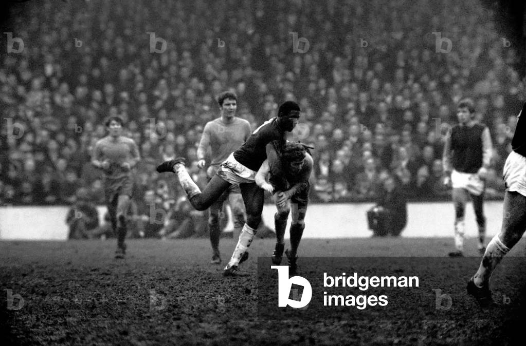 Sport: Football: West Ham 0. v. Everton 1. Watch him! Ball calls instructions in the shadow of Clyde Best. December 1969 (photo)
