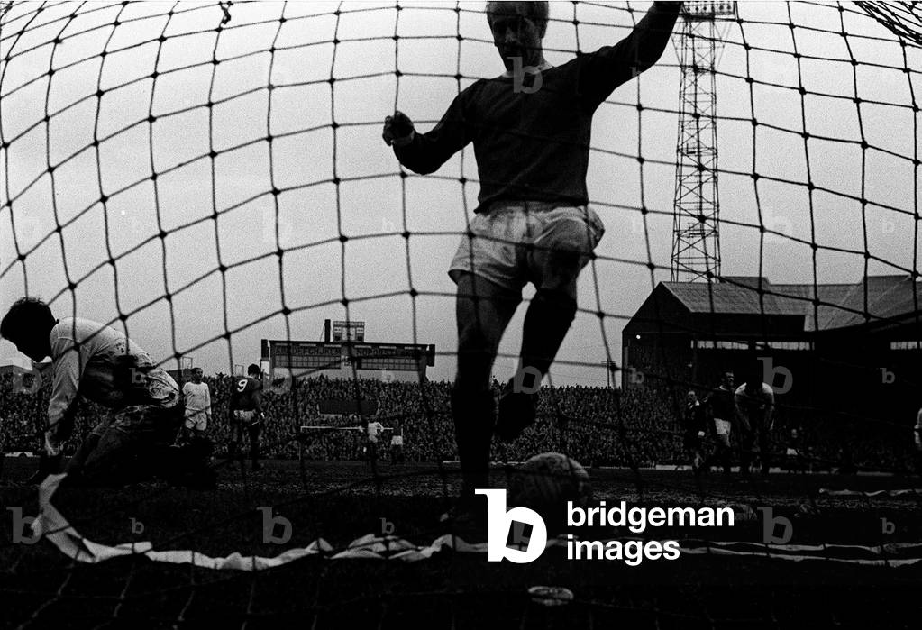 Bobby Charlton scores a goal for Manchester United against Blackpool March 1967 (photo)