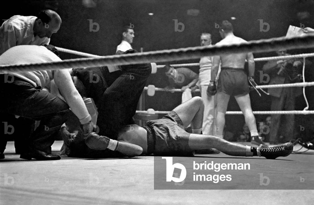 Boxing. Bruce Woodcock knocks Lee Oma out in the fourth round at the Harringay Arena September 1948 O14780