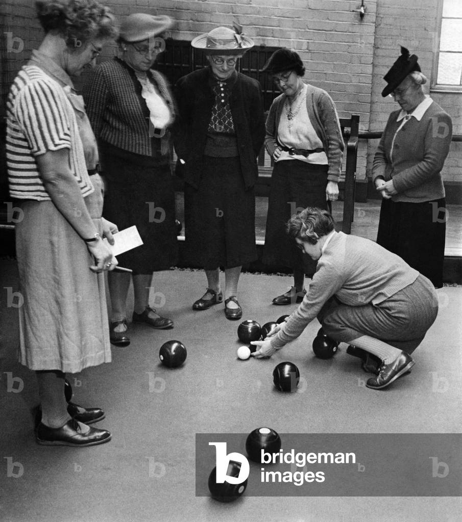 Measuring the wood from the jack after a good end. November 1943