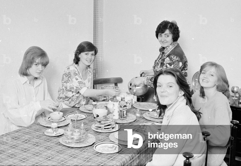 Mother Maureen Nolan seen here making breakfast for her daughters the Nolan Sisters. L/R Bernadette, Maureen, Mum, Linda and Anne, June 1978 (b/w photo)