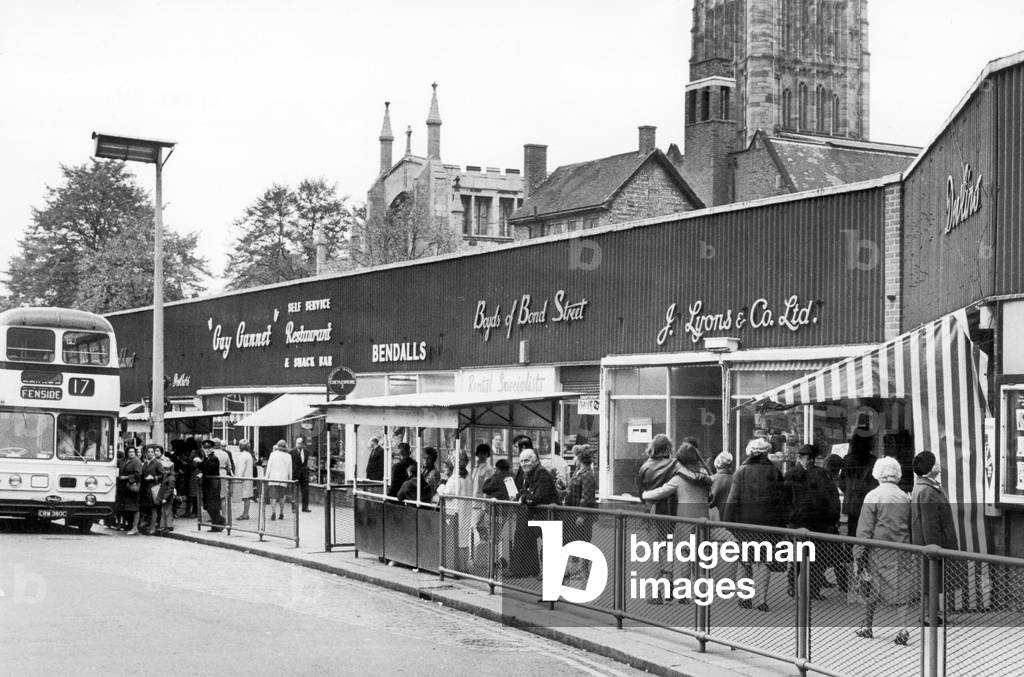 Prefab shops occupy one side of Broadgate in Coventry city centre. 20th December 1971 (b/w photo)