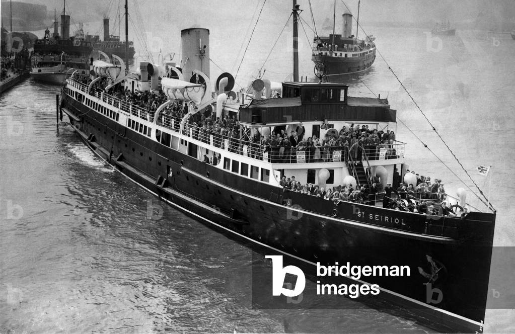 The St.Seiriol leaving Liverpool crowded with happy trippers on the first stage of their trip sponsored by the 'Daily Dipatch and 'Evening Chronicle'.
10th October 1949