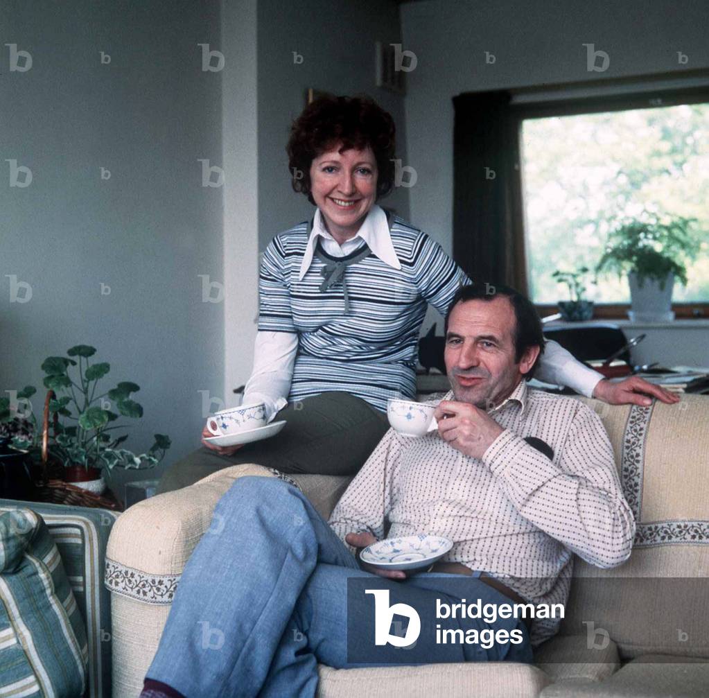 Leonard Rossiter relaxes at home with his wife Gillian, June 1978 (photo)