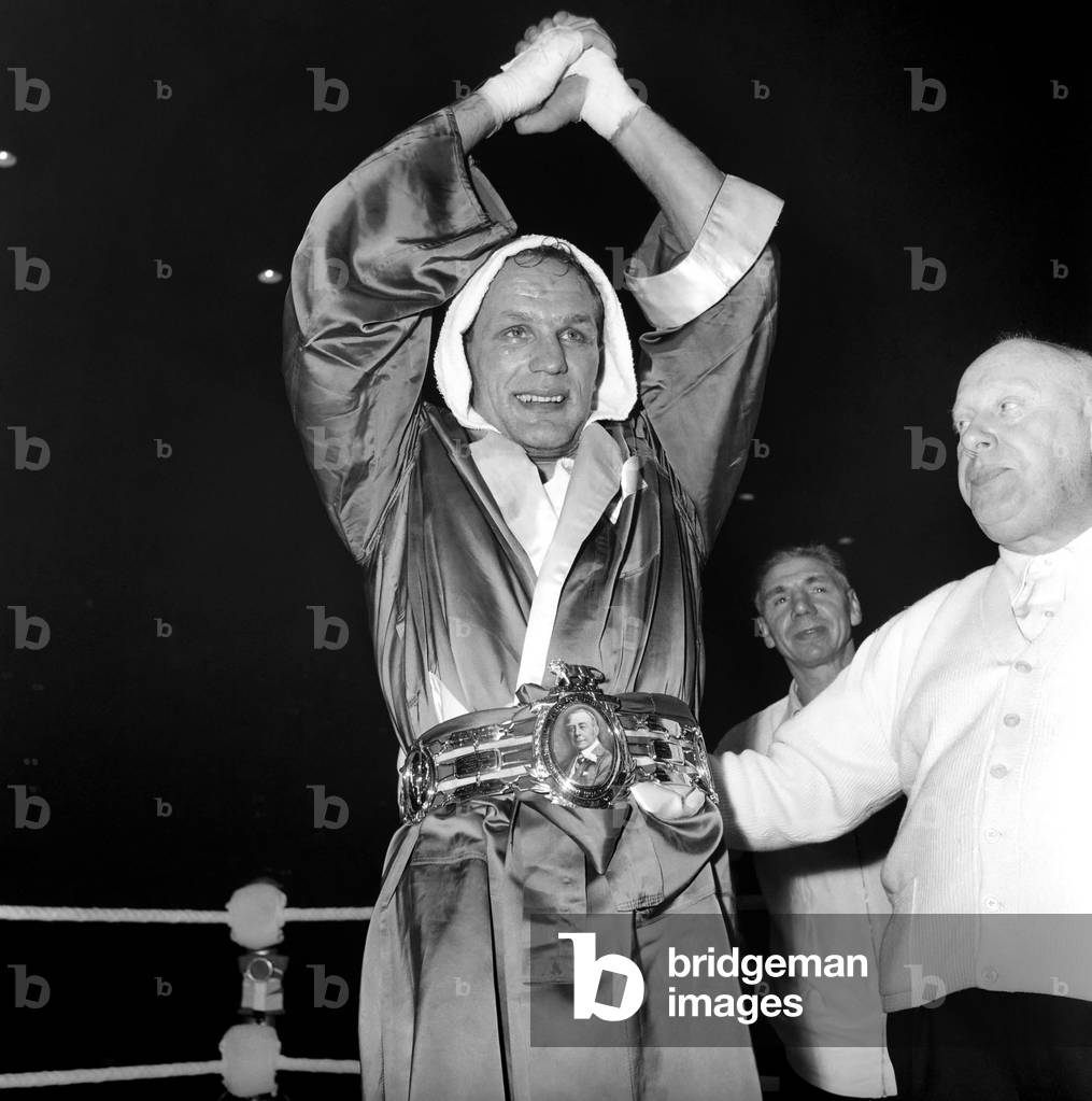 Sport: Boxing. Scenes from the Henry Cooper vs. Joe Erskine fight, March 1961 (b/w photo)
