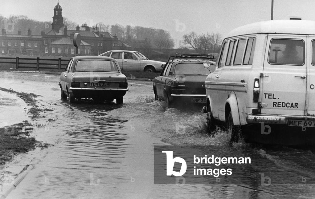 Motorists having problems on the flooded Kirkleatham roundabout near the ICI entrance due to heavy overnight rain. 9th March 1979 (b/w photo)