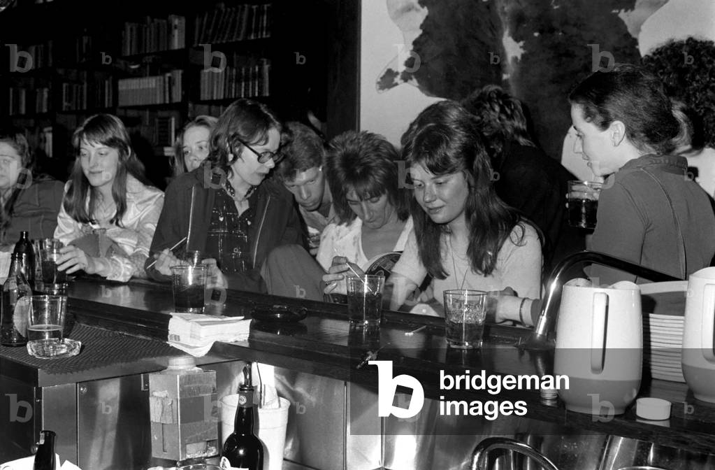 Rod Stewart and The Faces tour of America. 
Singer Rod Stewart talking with a women at the bar during a night out, April 1975