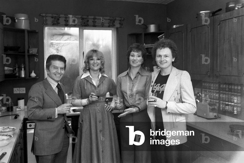 Sonia Allison the Daily Mirror cook is seen here preparing a meal for a invited group of celebrities who include. L/R Egan Ronay, Lyn Paul, Valerie May and Mike Batt, 14th March 1975 (b/w photo)
