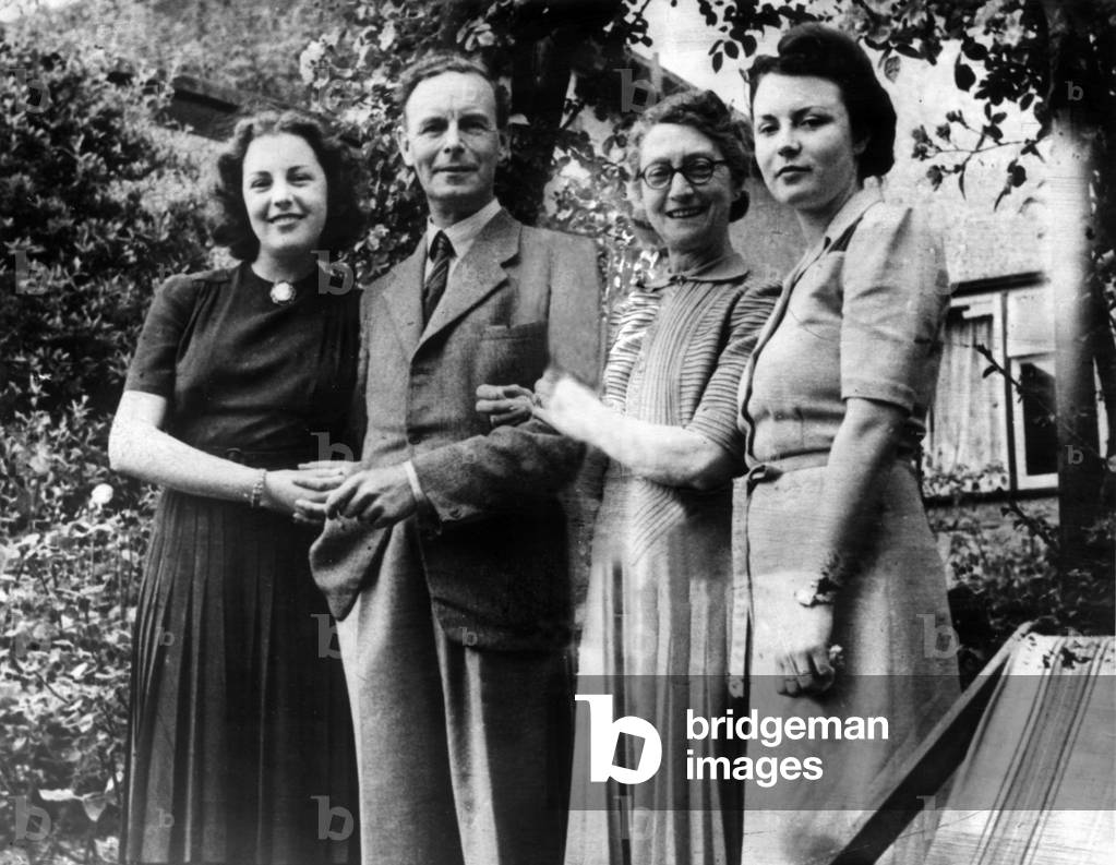 Family picture of the Marshalls, l-r, Doreen, the missing girl, her father, mother and sister. Neville Heath Case, 8th July 1946 (b/w photo)