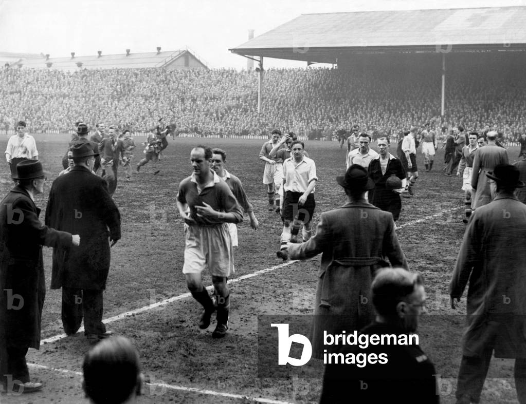 Manchester United v Arsenal league match at Old Trafford 26th April 1952. Johnny Carey Manchester United Captain leads his team off the field after winning match & securing league championshipFinal score: Manchester United 6-1 Arsenal EVALUATION SCAN ONLY - If you require a high resolution copy, please contact desk@mirrorpix. com (photo)