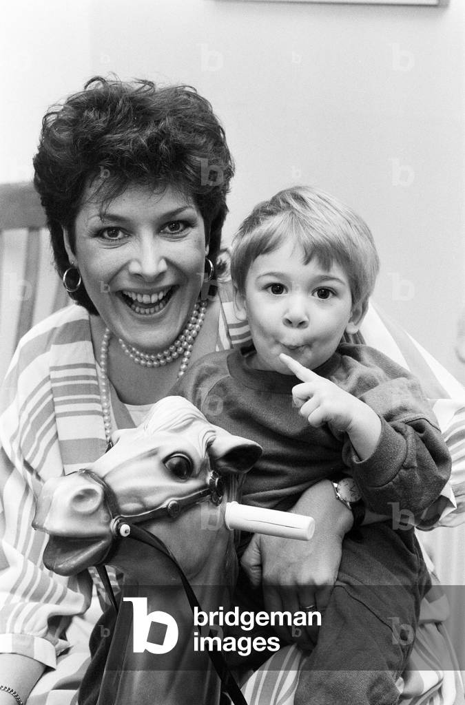Lynda Bellingham at home in north London with her 22-month-old son Michael. 24th February 1985 (b/w photo)